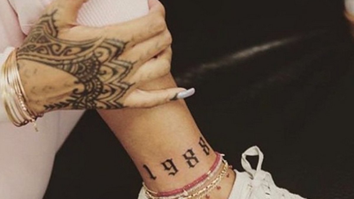 Rihanna visar sin senaste tatuering. 